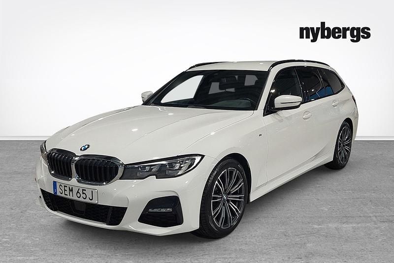 Vit Begagnad 2022 BMW 320 M Sport Kombi | 319 000 kr (Marknadspris) - Bild 1/4