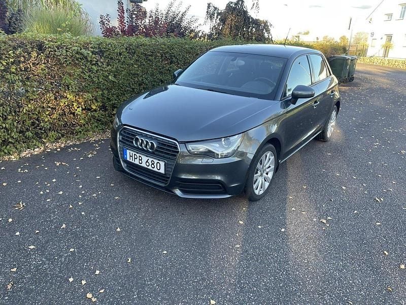 Grå Begagnad 2014 Audi A1 Sportback Sport Halvkombi | 80 000 kr (Bra pris) - Bild 1/4
