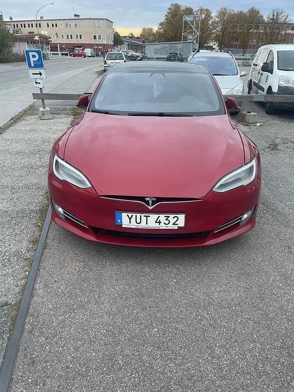 Röd Begagnad 2018 Tesla Model S Halvkombi | 295 000 kr (Lite dyr) - Bild 1/4