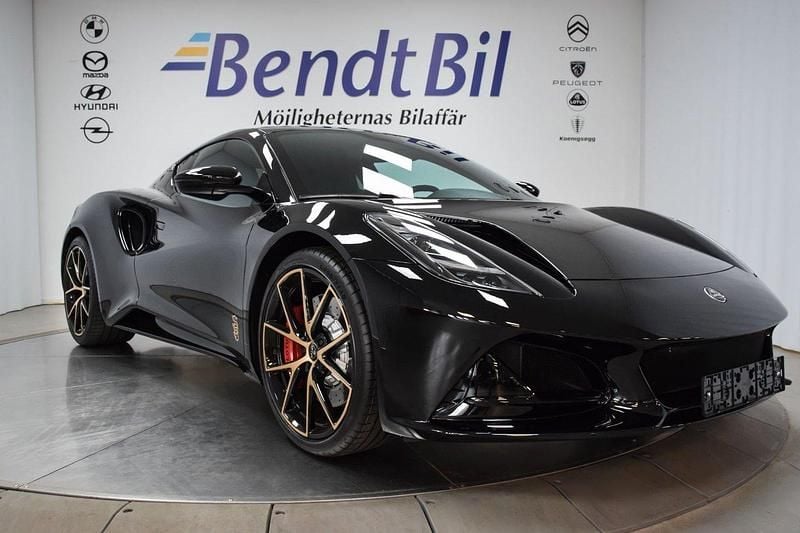 Svart (cosmos black) Ny 2025 Lotus Emira Sportkupé | 1 535 000 kr - Bild 1/4