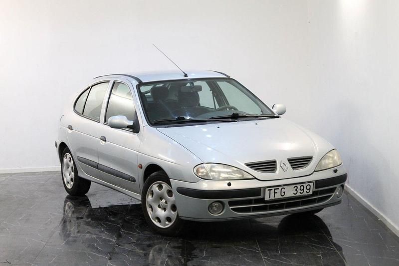Ljusgrå Begagnad 2002 Renault Mégane II Authentique Halvkombi | 22 900 kr (Marknadspris) - Bild 1/4