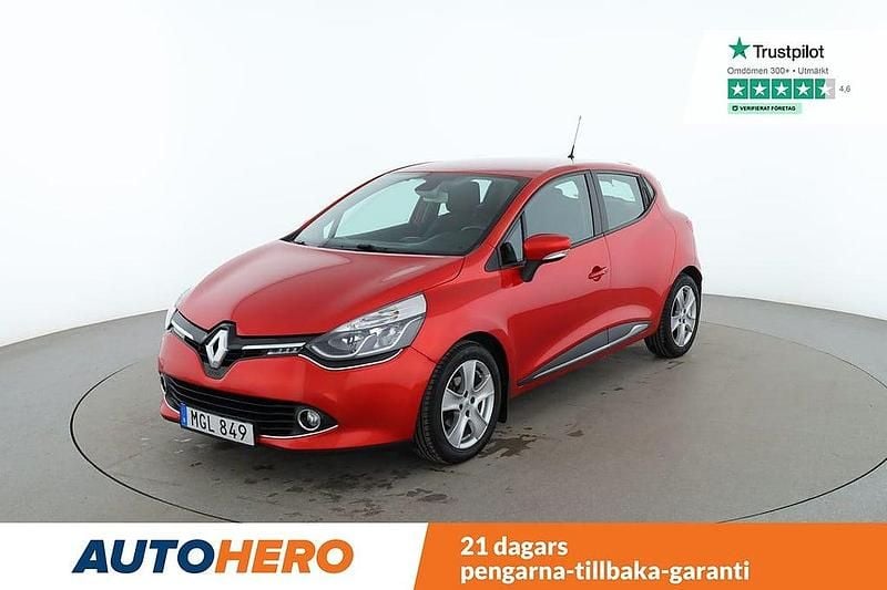 Röd Begagnad 2015 Renault Clio IV Dynamique Halvkombi | 75 000 kr (Marknadspris) - Bild 1/4