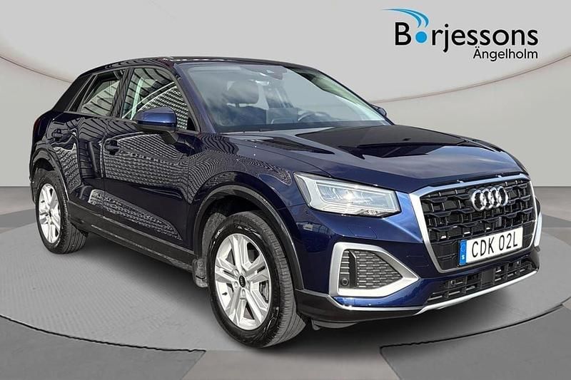 Navarrablå metallic Begagnad 2024 Audi Q2 Advanced Plus SUV | 282 000 kr (Marknadspris) - Bild 1/4