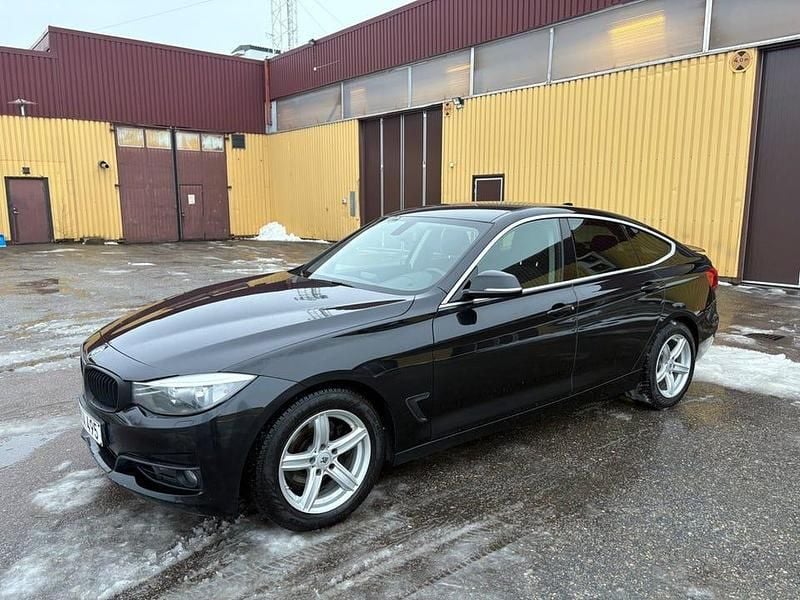 Svart Begagnad 2014 BMW 328 Gran Turismo Sedan | 144 900 kr - Bild 1/4