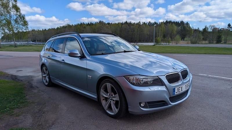 Begagnad 2009 BMW 330 Kombi | 145 000 kr (Marknadspris) - Bild 1/4