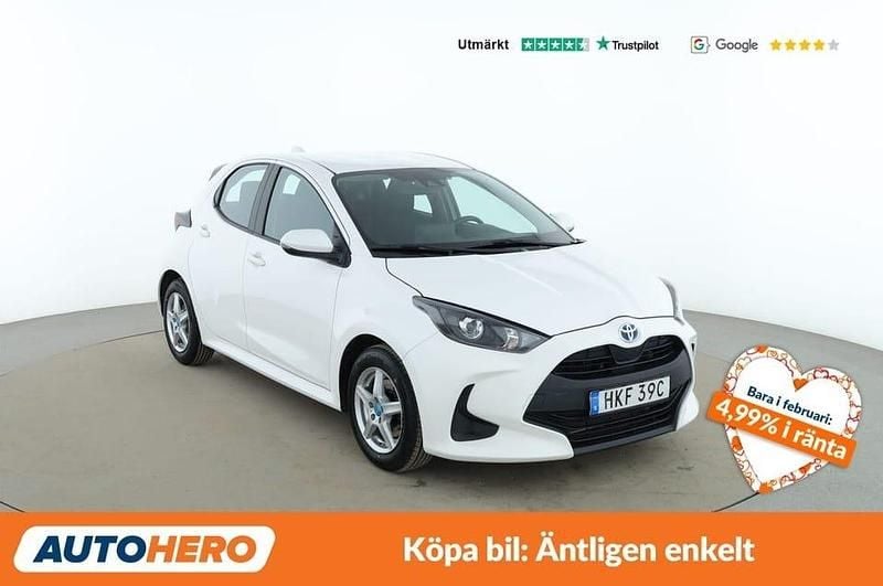 Begagnad Toyota Yaris Hybrid Active 117 HK (86 kW) 2022 Vit Sedan