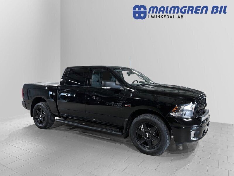 Svart (svartmetallic) Begagnad 2021 Dodge Ram Pickup | 486 250 kr - Bild 1/4