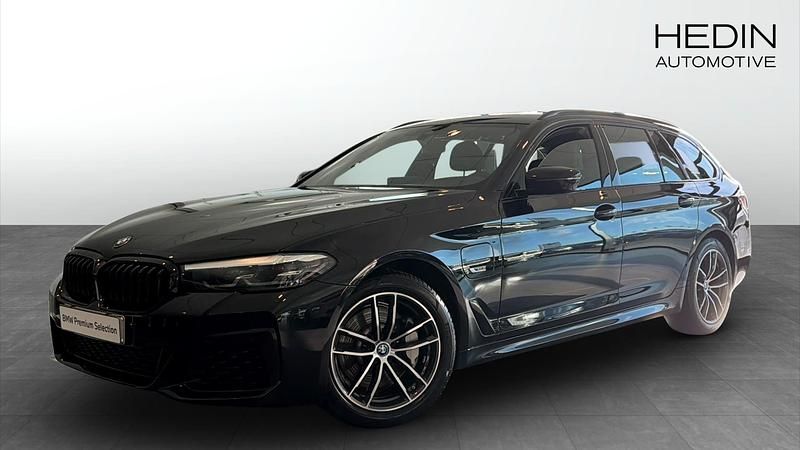 Svart (black) Begagnad 2023 BMW 530e M Sport Kombi | 448 700 kr (Lite dyr) - Bild 1/4