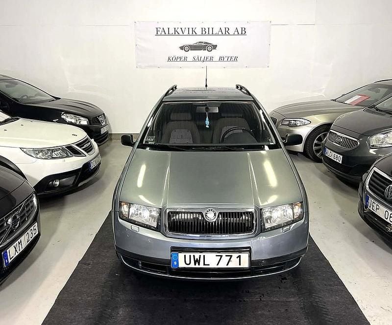 Grå Begagnad 2003 Skoda Fabia Kombi | 23 899 kr (Marknadspris) - Bild 1/4