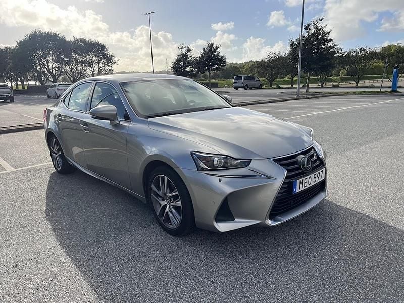 Grå Begagnad 2019 Lexus IS300h Executive Line Sedan | 269 000 kr (Marknadspris) - Bild 1/4