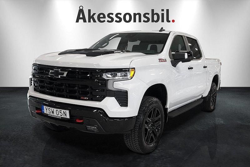 Vit Ny 2025 Chevrolet Silverado Sedan | 1 123 750 kr - Bild 1/4