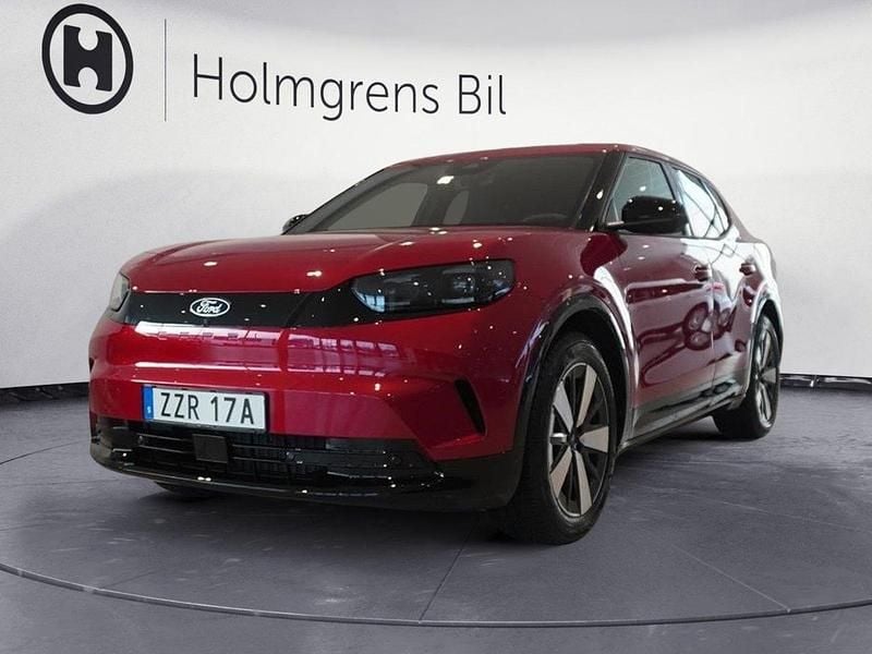 Röd (lucid red premium metallic) Begagnad 2024 Ford Capri Premium Halvkombi | 569 800 kr (Marknadspris) - Bild 1/4
