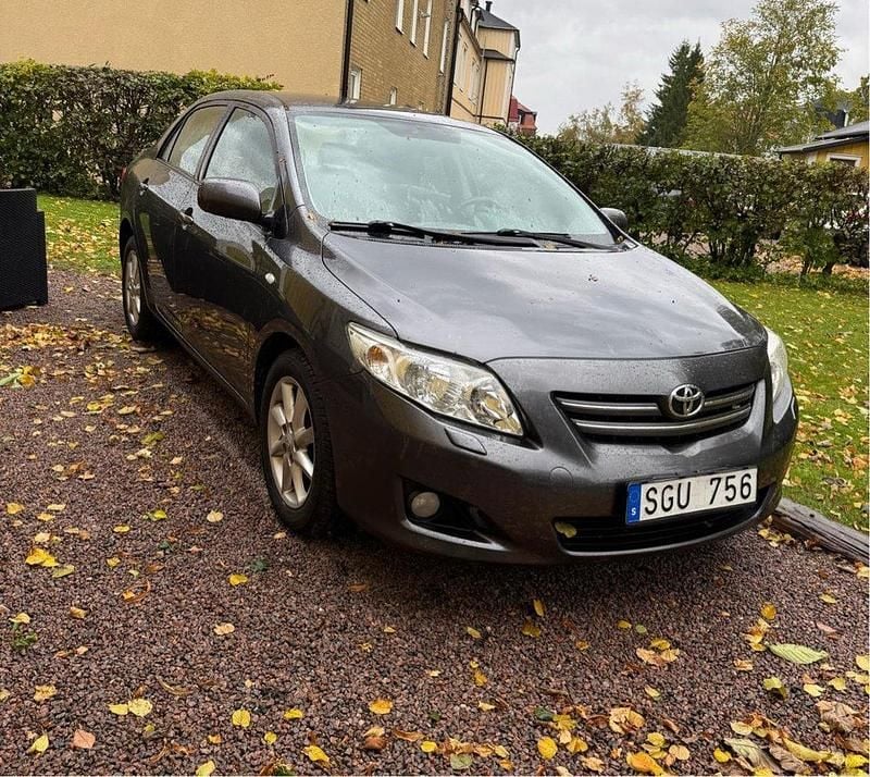 Grå Begagnad 2008 Toyota Corolla Sedan | 49 000 kr (Marknadspris) - Bild 1/4