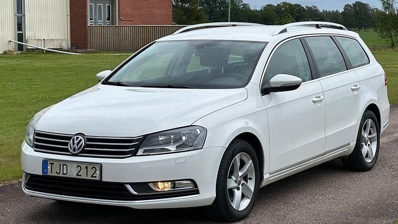 Vit Begagnad 2013 VW Passat Kombi | 99 900 kr (Marknadspris) - Bild 1/4