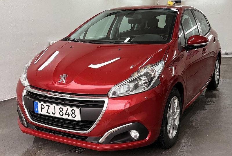 Mörkröd Begagnad 2015 Peugeot 208 Halvkombi | 59 900 kr (Marknadspris) - Bild 1/4
