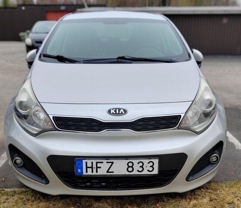 Silver Begagnad 2012 Kia Rio Halvkombi | 55 000 kr (Marknadspris) - Bild 1/4