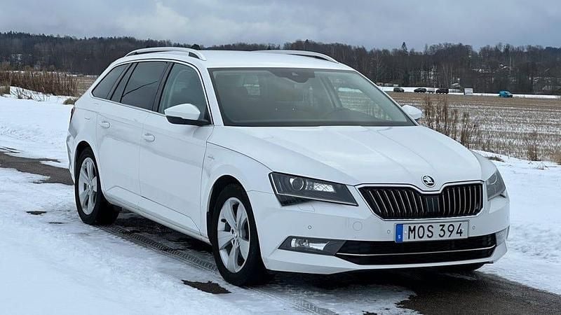 Begagnad Skoda Superb Business Line 190 HK (139 kW) 2018 Vit Kombi