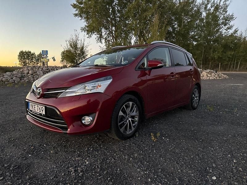 Röd Begagnad 2016 Toyota Verso Edition Minibuss | 168 500 kr (Dyr) - Bild 1/4