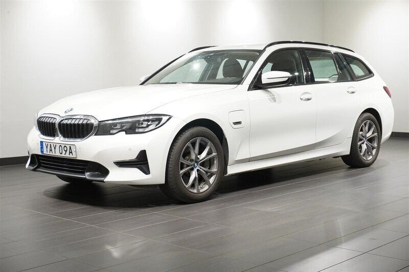 Vit Begagnad 2021 BMW 330e Sport Line Kombi | 299 800 kr (Marknadspris) - Bild 1/2