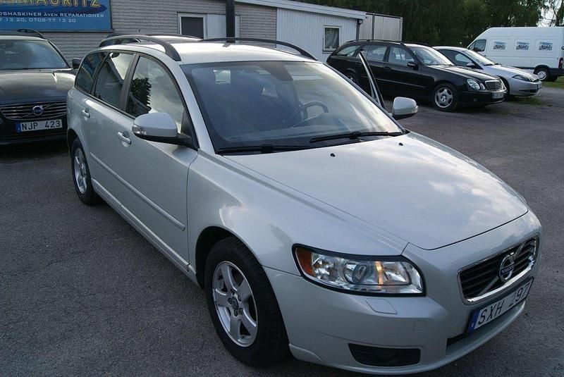 Vit Begagnad 2011 Volvo V50 Momentum Kombi | 58 000 kr (Marknadspris) - Bild 1/4