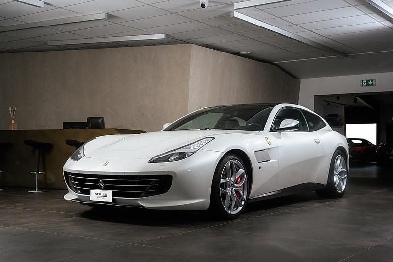 Vit Begagnad 2017 Ferrari GTC4Lusso Kombi | 1 859 000 kr - Bild 1/4