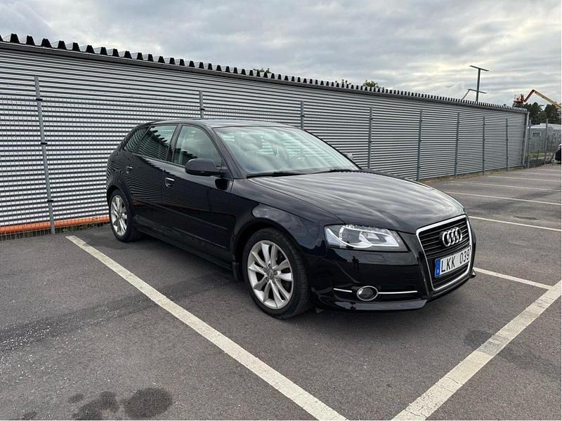 Svart Begagnad 2012 Audi A3 Sportback Ambition Halvkombi | 54 900 kr (Marknadspris) - Bild 1/4