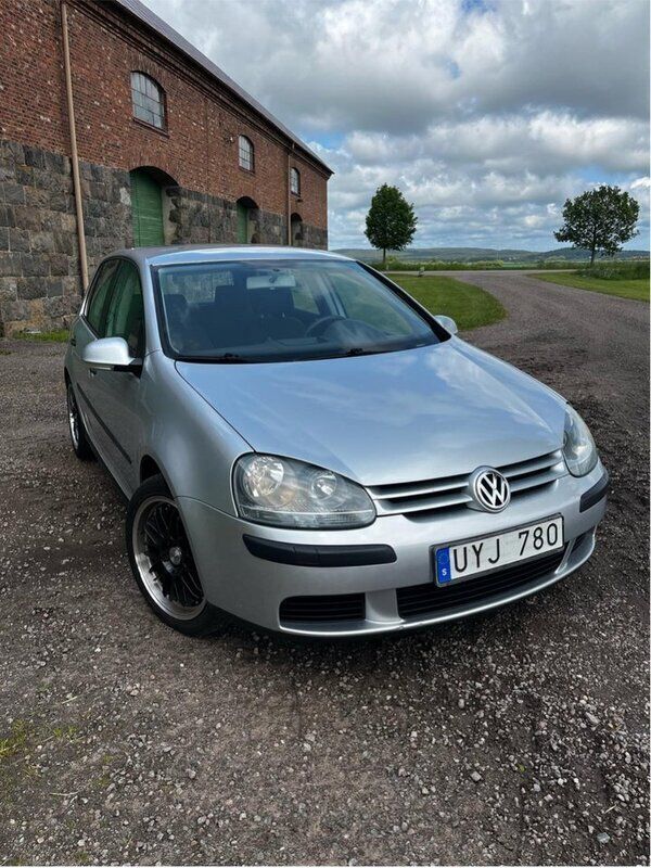 Silver Begagnad 2004 VW Golf IV Trendline Halvkombi | 24 000 kr (Marknadspris) - Bild 1/4