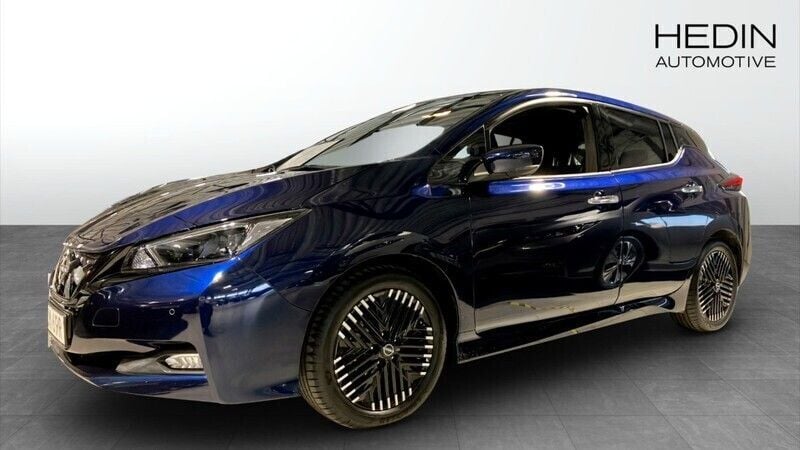 Mörkblå (blue) Begagnad 2023 Nissan Leaf N-Connecta Halvkombi | 229 900 kr (Marknadspris) - Bild 1/4
