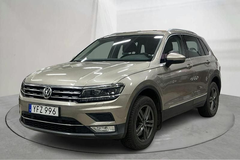 Ljusbrun Begagnad 2017 VW Tiguan Executive SUV | 256 000 kr (Marknadspris) - Bild 1/4