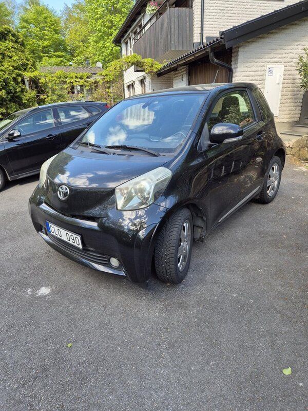 Svart Begagnad 2009 Toyota iQ Halvkombi | 46 000 kr (Marknadspris) - Bild 1/3