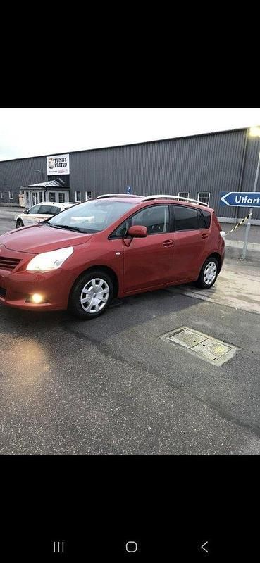 Röd Begagnad 2010 Toyota Verso Minibuss | 44 000 kr - Bild 1/4