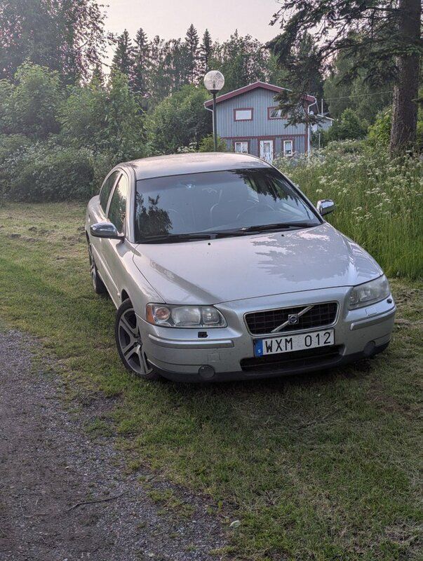 Grå Begagnad 2006 Volvo S60 Dynamic Sedan | 45 000 kr (Marknadspris) - Bild 1/4