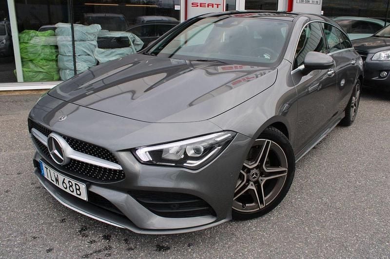 Mörkgrå (grå) Begagnad 2020 Mercedes CLA200 Shooting Brake AMG Kombi | 289 900 kr (Marknadspris) - Bild 1/4