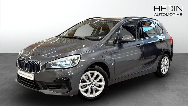 Grå Begagnad 2018 BMW 225 Kombi | 178 700 kr - Bild 1/4