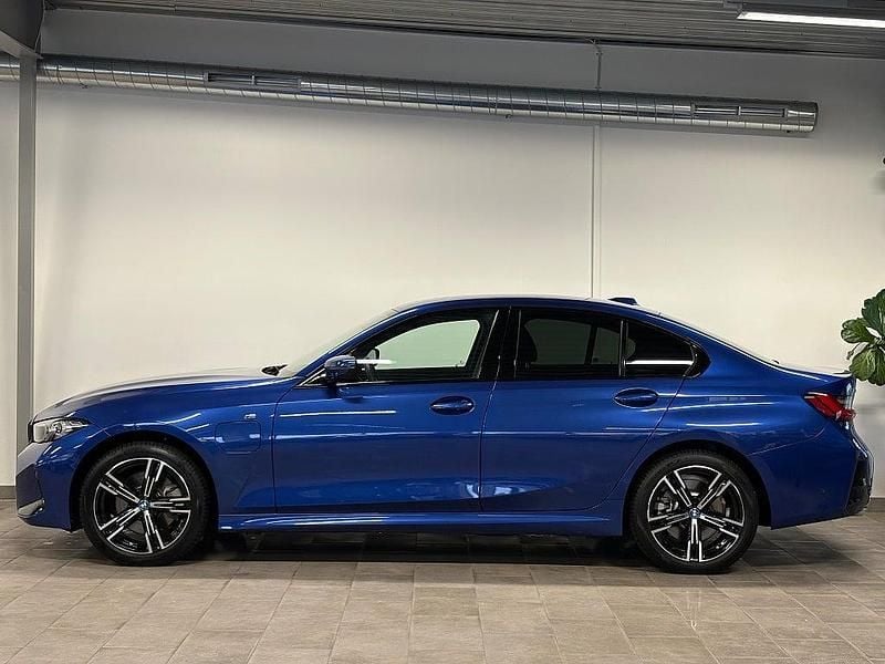 Begagnad BMW 330e Comfort Edition 184 HK (135 kW) 2024 Blå Sedan