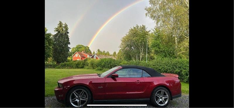 Röd Begagnad 2011 Ford Mustang GT Convertible Cab | 279 000 kr (Lite dyr) - Bild 1/3