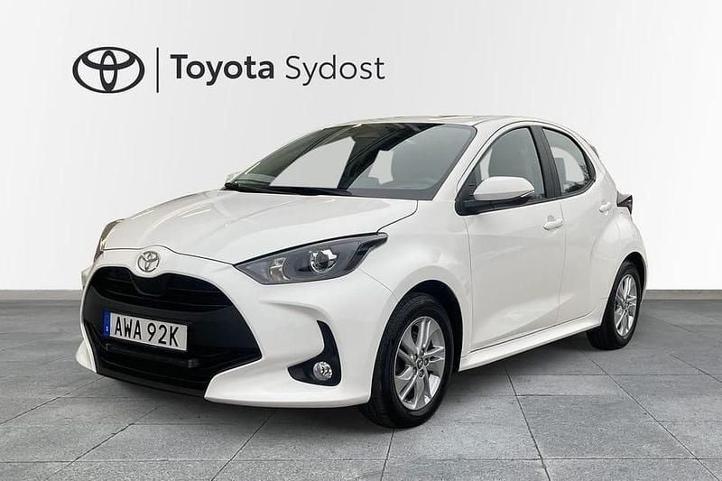 Vit Begagnad 2024 Toyota Yaris Hybrid Active Halvkombi | 227 000 kr (Marknadspris) - Bild 1/3