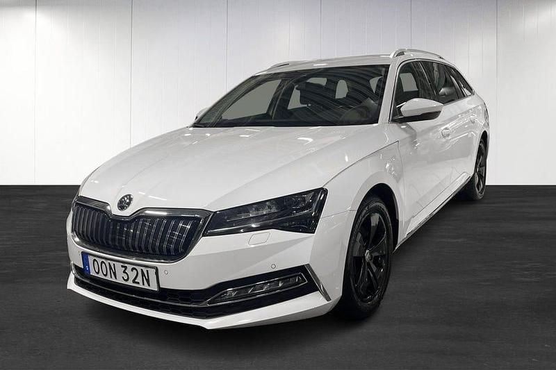 Vit Begagnad 2021 Skoda Superb Business Line Kombi | 289 000 kr (Marknadspris) - Bild 1/4