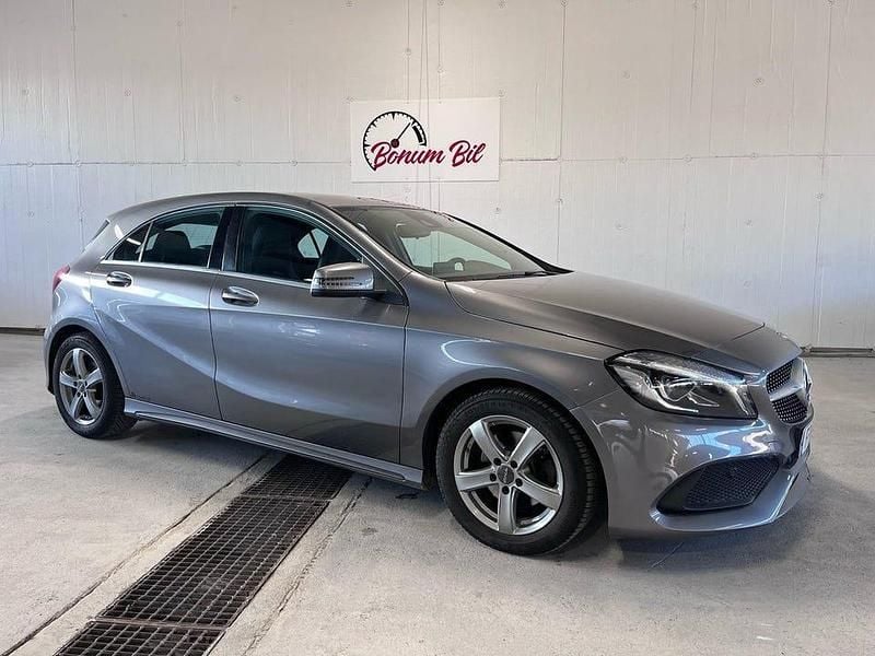 Mörkgrå Begagnad 2018 Mercedes A180 Style Halvkombi | 189 900 kr (Marknadspris) - Bild 1/4
