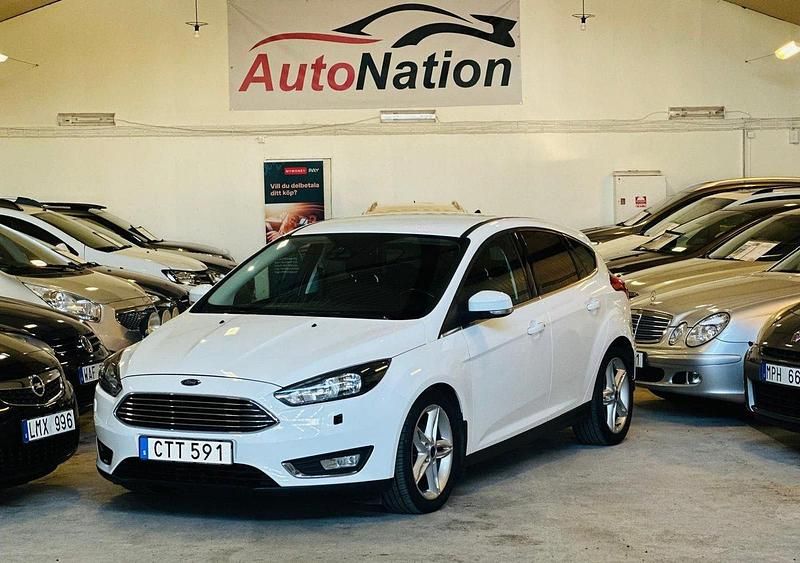 Vit Begagnad 2015 Ford Focus Titanium Halvkombi | 79 900 kr (Dyr) - Bild 1/4