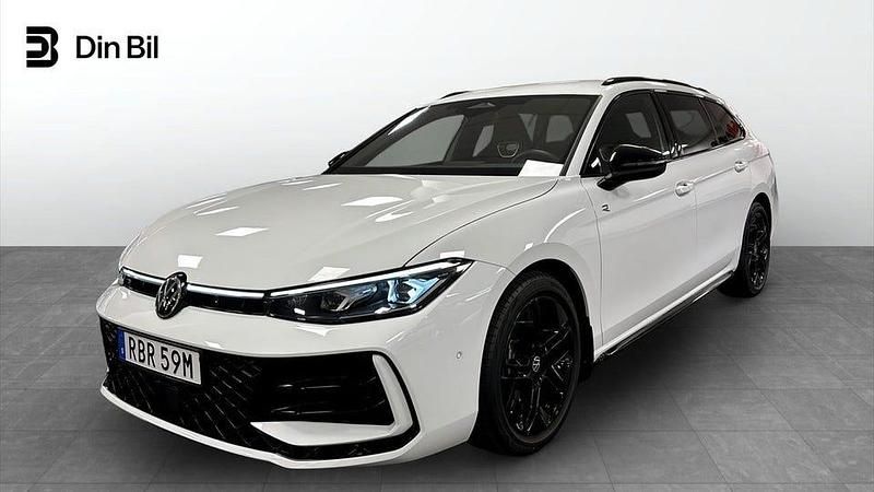 Vit Begagnad 2024 VW Passat R-line Kombi | 435 000 kr (Dyr) - Bild 1/4