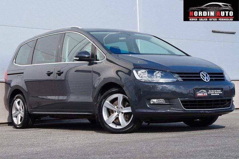 Ljusgrå Begagnad 2011 VW Sharan Minibuss | 139 900 kr (Marknadspris) - Bild 1/4
