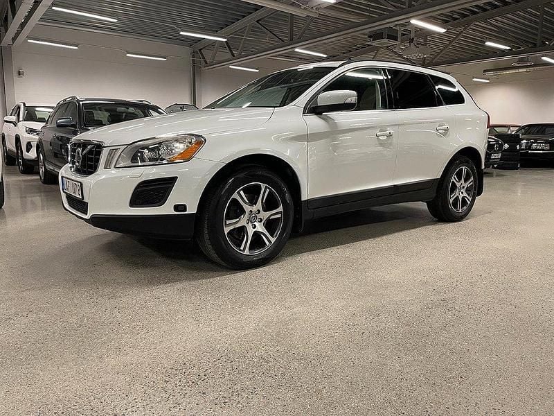 Vit Begagnad 2013 Volvo XC60 Momentum SUV | 129 000 kr (Marknadspris) - Bild 1/4