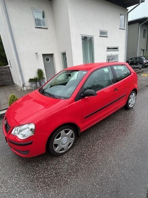 Röd Begagnad 2006 VW Polo Halvkombi | 49 000 kr (Bra pris) - Bild 1/4