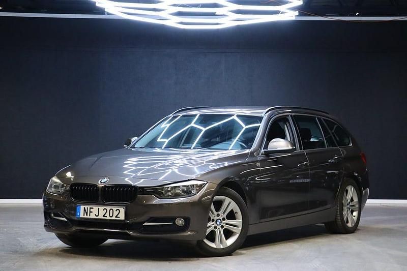 Brun Begagnad 2013 BMW 320 Sport Line Kombi | 99 900 kr (Marknadspris) - Bild 1/4