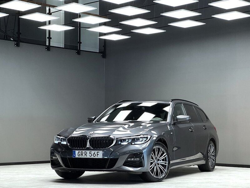 Grå Begagnad 2021 BMW 330e M Sport Kombi | 349 900 kr (Marknadspris) - Bild 1/3