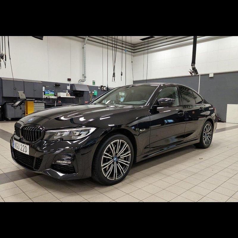 Svart Begagnad 2022 BMW 330e M Sport Sedan | 355 000 kr (Superpris) - Bild 1/4