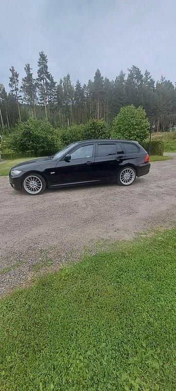 Svart Begagnad 2011 BMW 318 Kombi | 69 900 kr (Marknadspris) - Bild 1/4