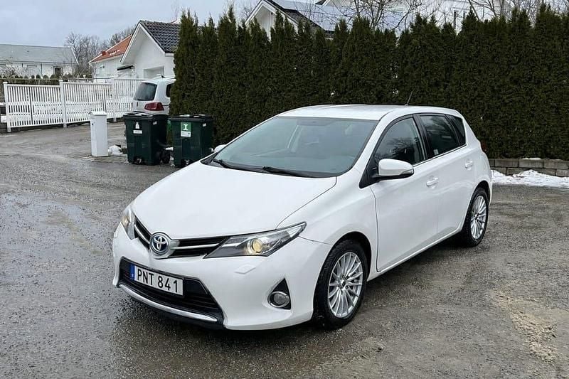 Begagnad Toyota Auris Active 124 HK (91 kW) 2014 Vit Halvkombi