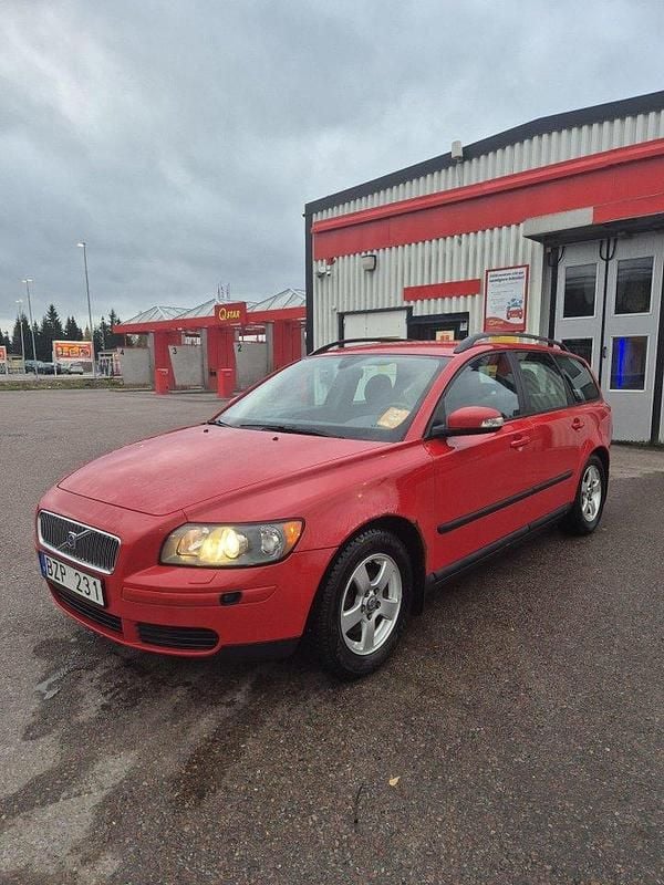 Röd Begagnad 2007 Volvo V50 Kinetic Kombi | 35 000 kr (Bra pris) - Bild 1/4